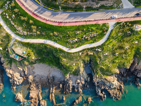 戶外海島礁石上的公路鳥瞰圖