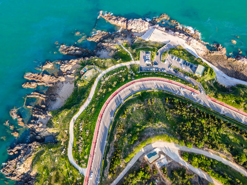 航拍青島西海岸島礁上的公路