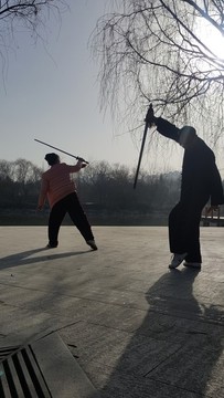 公園的俠侶劍客