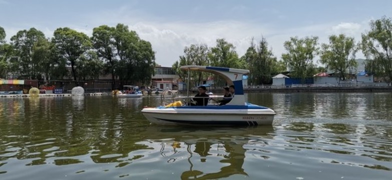 湖中游船