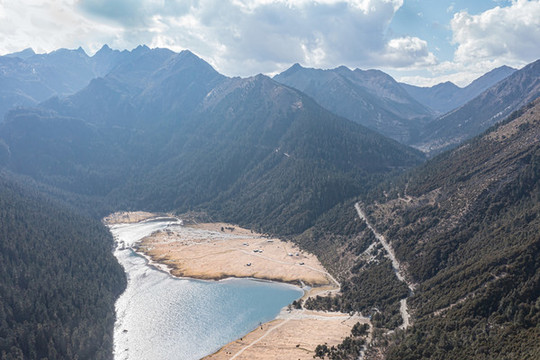 航拍香格里拉無底湖