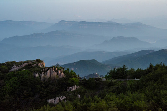 泰山群山水墨畫