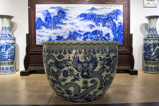 中國(guó)江西景德鎮(zhèn)大型龍紋青花瓷壇