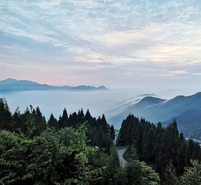 群山巍巍