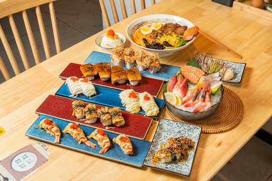 日式壽司刺身拉面料理