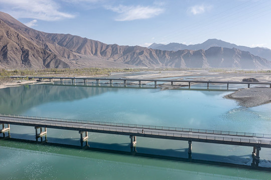 航拍雅魯藏布江大橋