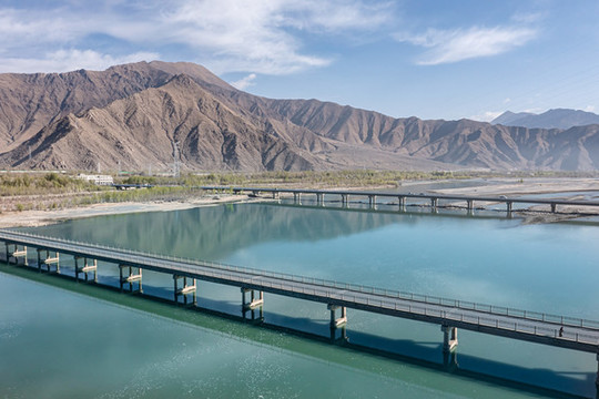 航拍雅魯藏布江大橋