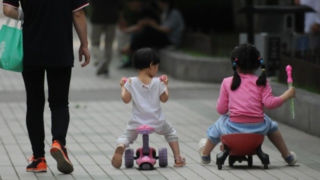 坐著童車的小伙伴
