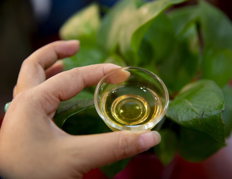 端著一杯茶放松