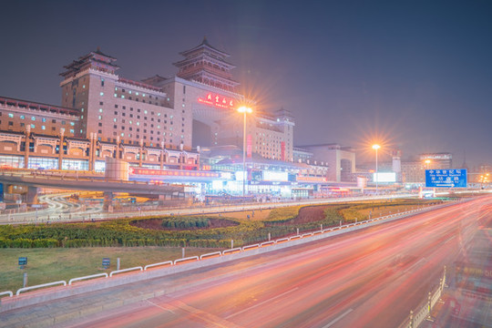 北京西站建筑夜景和道路交通運(yùn)輸