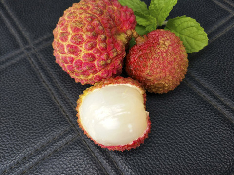 黑底綠葉荔枝