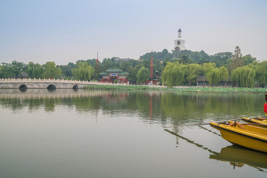 北京北海公園古建筑堆云舫永安橋
