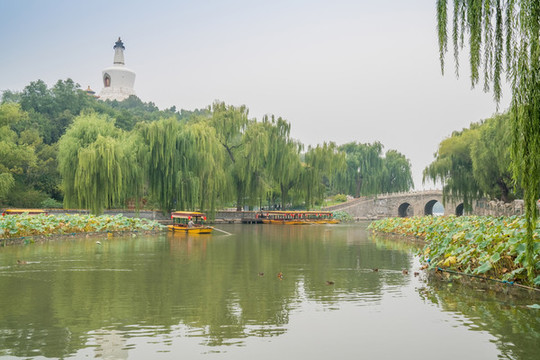 北京北海公園古建筑永安橋風(fēng)光