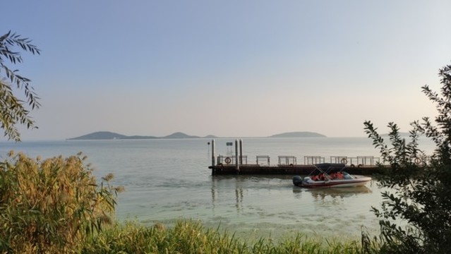 湖面小船