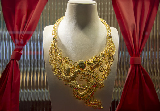 黃金項(xiàng)鏈櫥窗展示