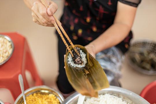 南方人端午節(jié)包粽子