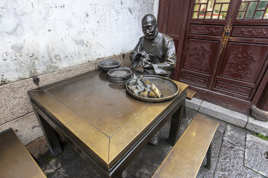 嘉興粽子文化博物館前包粽子雕像