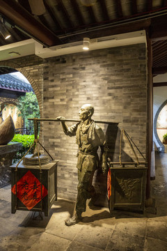 嘉興粽子文化博物館賣粽子雕像