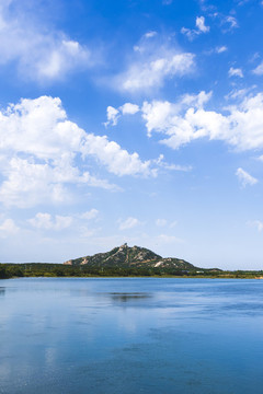 藍(lán)天白云下的海洋與遠(yuǎn)山