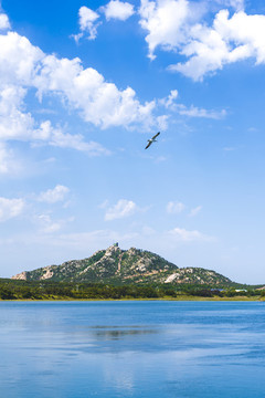 藍(lán)天白云下的海洋與遠(yuǎn)山