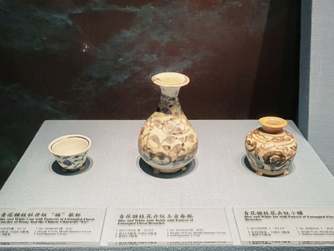 青花纏枝紋