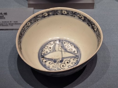 青花應(yīng)龍紋碗