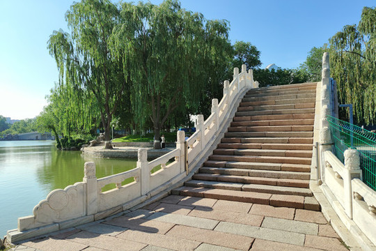 北京龍?zhí)逗珗@龍脊橋