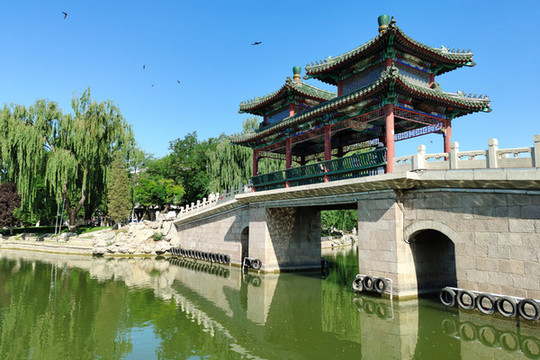 北京龍?zhí)逗珗@雙星橋