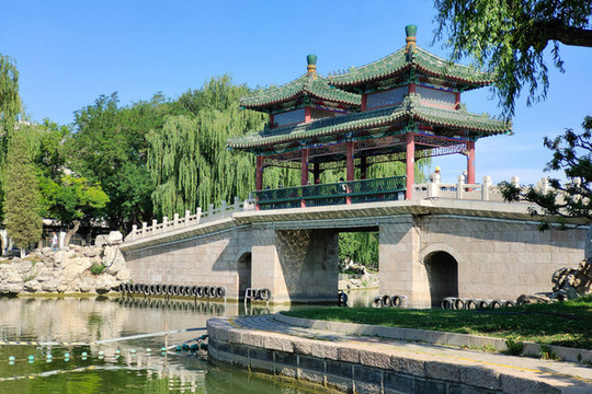 北京龍?zhí)逗珗@雙星橋
