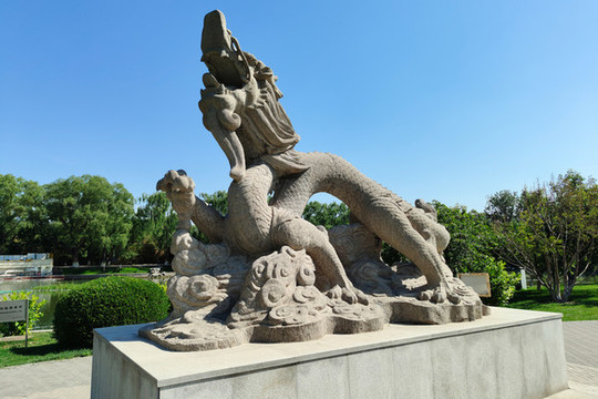 北京龍?zhí)逗珗@青龍騰飛雕塑