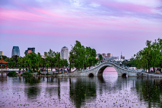 日落后的中國(guó)長(zhǎng)春南湖公園風(fēng)景