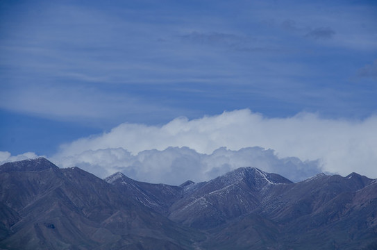 雪山上空的云海云彩