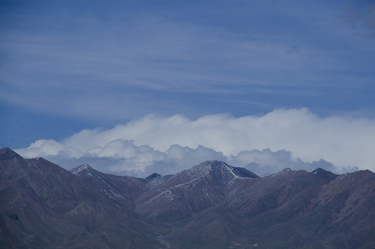 雪山上空的云海云彩