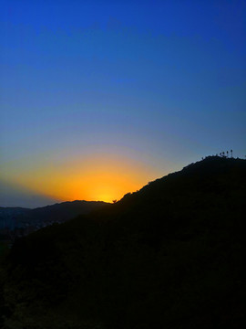 黃昏群山藍(lán)天