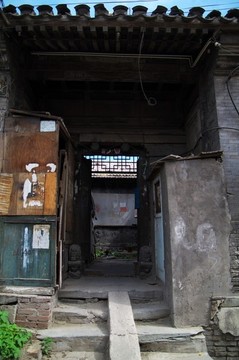 門當(dāng)戶對(duì)之外有高臺(tái)屋檐影壁