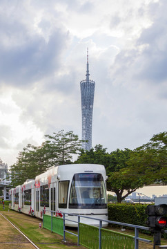 廣州城市輕軌列車經(jīng)過(guò)廣州塔
