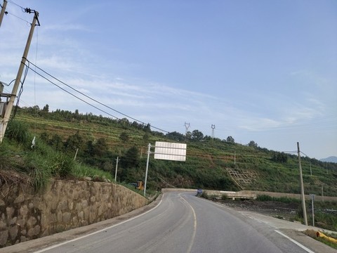 鄉(xiāng)村公路與指路牌背景