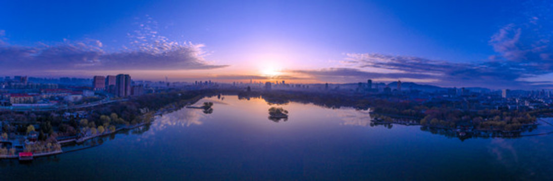 濟(jì)南大明湖日出寬幅全景