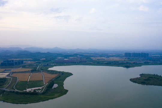 航拍浙江杭州余杭區(qū)南湖公園