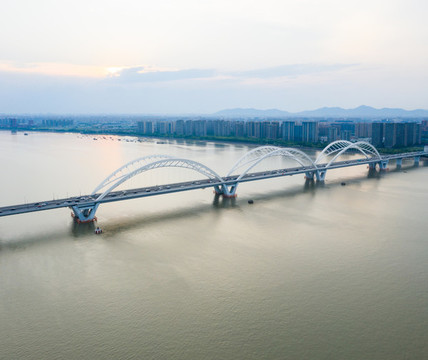 航拍浙江杭州錢塘江九堡大橋