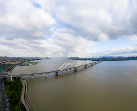 航拍浙江杭州錢(qián)塘江九堡大橋