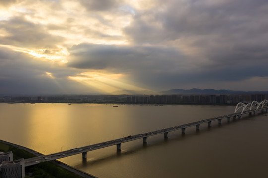 航拍浙江杭州錢塘江九堡大橋