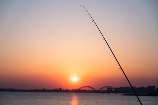 日落下錢(qián)塘江邊的釣魚(yú)竿