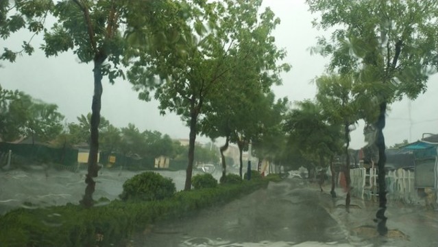 雨中道路