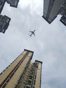 飛機飛過樓頂