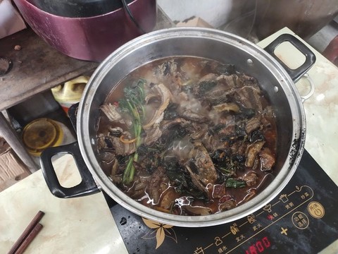 臘肉燉鱔魚(yú)