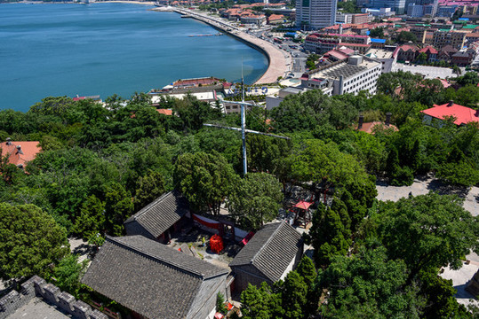 山東煙臺市煙臺山上俯瞰市區(qū)風光