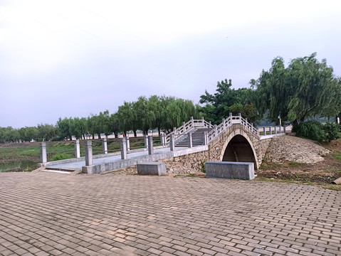河邊石橋