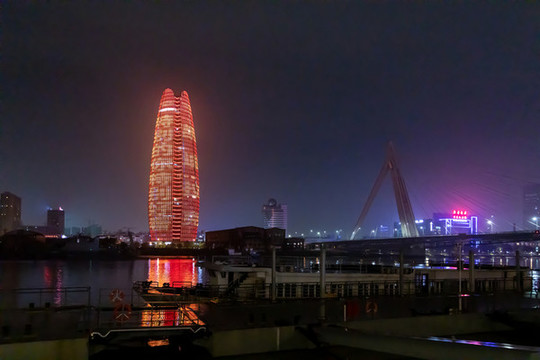 浙江寧波財(cái)富中心與老外灘大橋