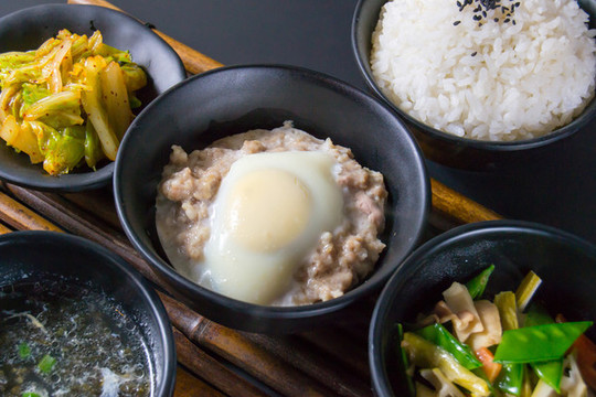 肉餅蒸蛋飯?zhí)撞? style=